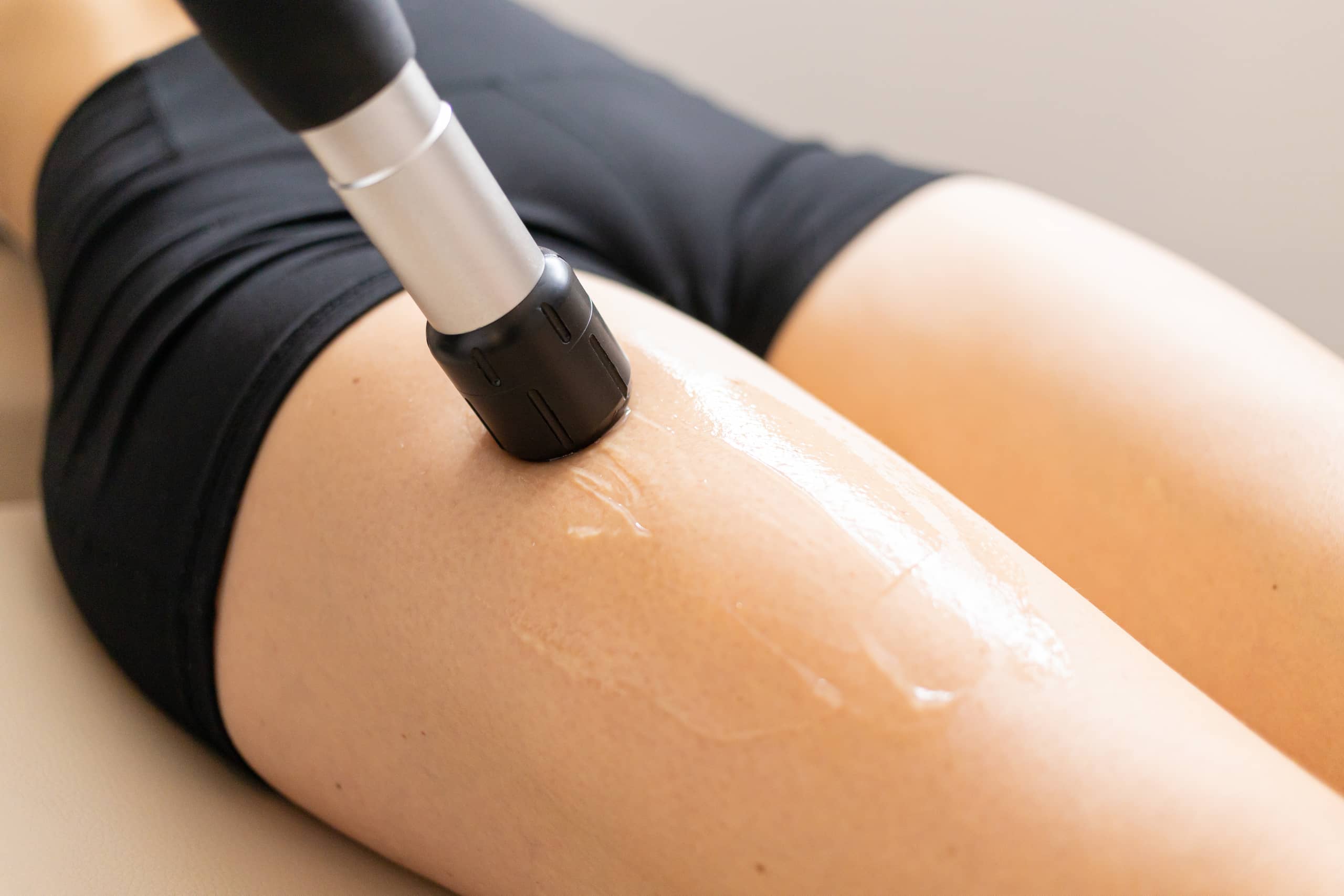 Rázová vlna – terapie stehna s gelem pro modelaci postavy