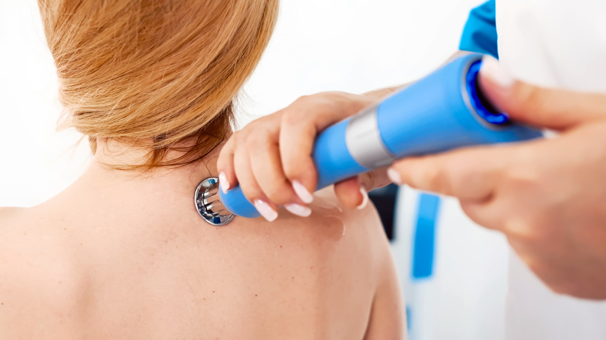 Rázová vlna – terapie rázovou vlnou na zádech a rameni